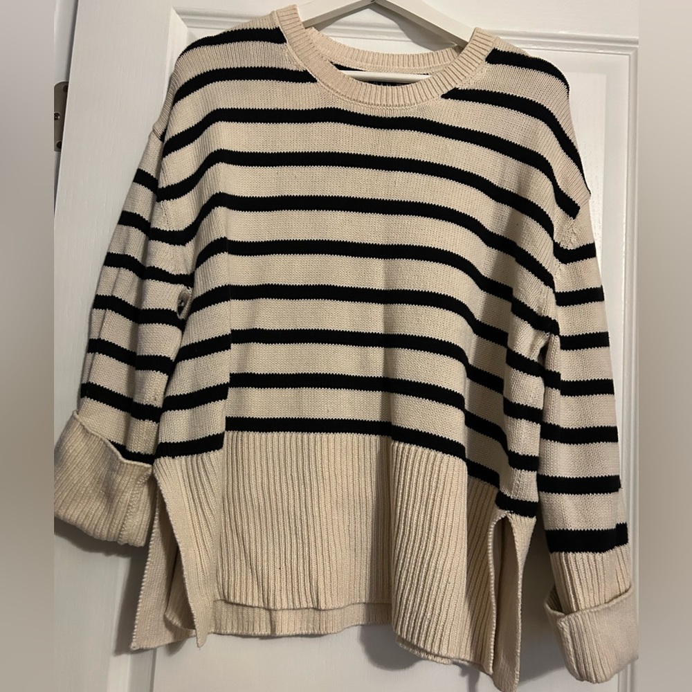 Gap Women’s Knit Sweater Cream And Black Striped 100% Cotton Side Slits Size M